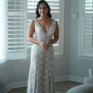 Elegant Cream Lace Wedding Dress